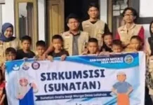Sunatan Gratis KKN UHO Dekatkan Mahasiswa dengan Warga Lalohao