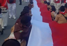 Siswa MTsN 1 Kendari Bawa Bendera 81 Meter di Fun Walk