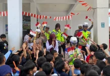 Polantas Karib Polda Sultra Bagikan Ornamen Merah Putih di Sekolah