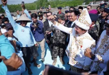 Menteri Trenggono Upacara HUT RI Bersama Nelayan Sorue Jaya Konawe