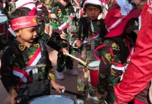 TK Kartika Kendari Semarakkan HUT ke-81 RI lewat Jalan Sehat