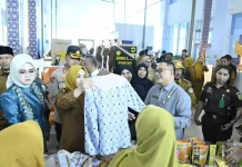 Kemenkum Sultra dan Pemkot Kendari Tinjau Produk Binaan Dekranasda di Booth MPP