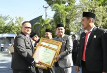 Kanwil Kemenkum Sultra Berikan Penghargaan IRH kepada Tiga Pemerintah Daerah