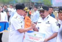 Gubernur Sultra Serahkan Sarana Mitigasi Bencana ke Tiga Daerah