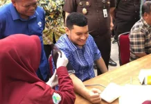 Bupati Buton Turut Donorkan Darah pada Baksos HUT Ke-81 Kejaksaan RI