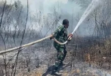 Babinsa Koramil Mandonga dan Warga Padamkan Kebakaran Lahan di Korumba