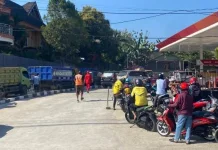 Konsumen BBM Pertalite Keluhkan Antrean Panjang di SPBU Kendari