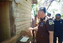 Kejari Buton Salurkan Dana Stimulan Tambahan Bedah Rumah Rp45 Juta
