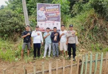 Cegah Karhutla, Polisi dan Warga Desa Wawolimbue Pasang Baliho