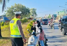 Polantas Tegur Pengendara tanpa Helm SNI di Kendari