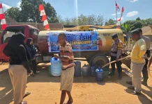 Kemarau Melanda, Polsek Lantari Jaya Distribusikan Air Bersih untuk Warga