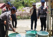 Kekurangan Air Bersih, Brimob Polda Sultra Salurkan Bantuan ke Warga