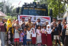 Peduli Kebutuhan Warga, Brimob Sultra Distribusikan Air Bersih di Manggadua