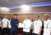 Kemenkum Sultra Serahkan Penghargaan Pegawai Teladan Triwulan III