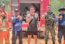 Babinsa Poasia Bantu Padamkan Kebakaran Hutan di Abeli