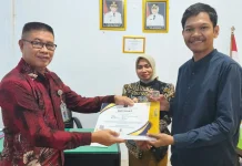 Kemenkum Sultra Serahkan Sertifikat Gelar Non-Akademik NL.P Kepada Lurah Labalawa