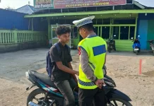 Ditlantas Polda Sultra Tegur Pengendara tanpa Helm SNI