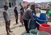 Darurat Air Bersih, Kapolsek Kendari Bantu Warga Gunung Jati