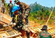 TNI dan Warga Babamolingku Poleang Lanjutkan Pembangunan Jembatan Garuda