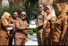Bupati bombana Serahkan Dokumen Perjanjian kerja PPPK PW, Tekankan Pengabdian