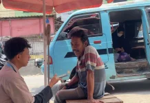 Sopir Angkot Bertahan di tengah Persaingan Transportasi Modern