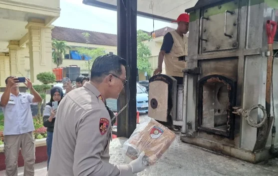 Polda Sulawesi Tenggara Musnahkan Enam Kilogram Sabu