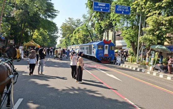 Daya Tarik Rel Kereta di Sepanjang Jalan Utama