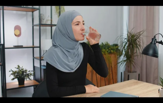 Benarkah Larangan Minum Berdiri Terbukti Secara Ilmiah?