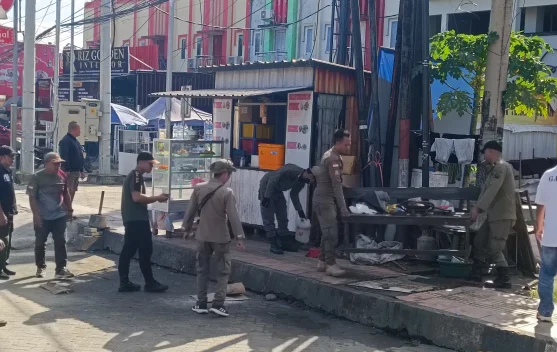Satpol PP Kendari Tertibkan Lapak Trotoar Jalan Martandu
