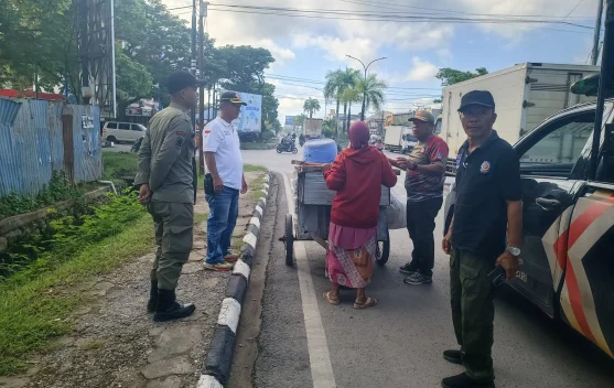 Satpol PP Kota Kendari Tertibkan Manusia Gerobak di Jalan Made Sabara
