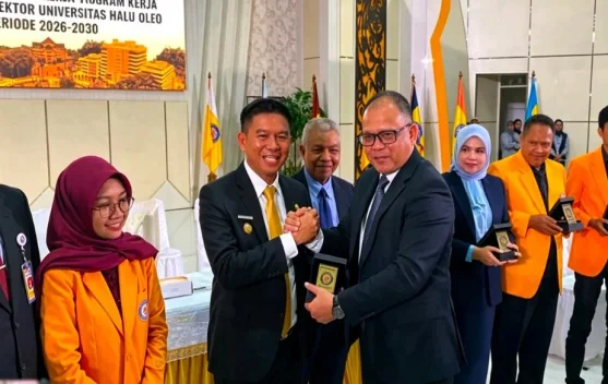 Bupati Konsel Terima Penghargaan Panelis UHO