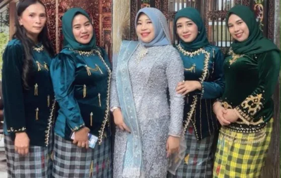 Busana Adat Tolaki Berbalut Tenun Warnai Pernikahan di Hotel Kubah 9
