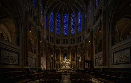 Katedral dengan Jendela Kaca Berusia Ratusan Tahun