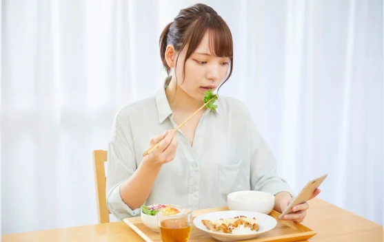 Main HP saat Makan? Kebiasaan Ini Bisa Bikin Kamu Makan Berlebihan!