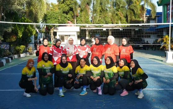 Tim Voli Putri Kemenkum Sultra Hadapi Ikatan Notaris dalam Laga Penuh Sportivitas