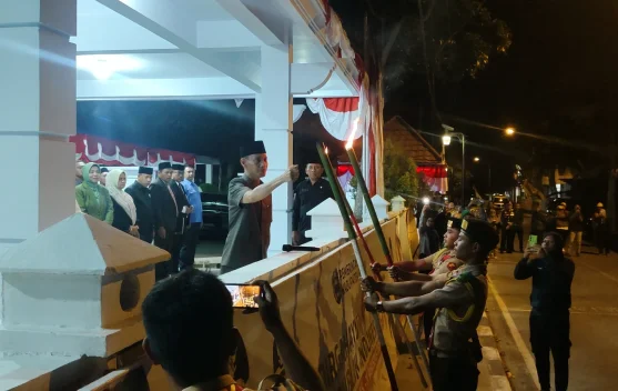 Ratusan Pelajar Nyalakan Obor di Malam Peringatan HUT RI ke-81
