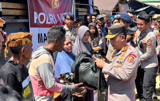 Kapolri Tinjau Lokasi Gempa NTT dan Serahkan Bantuan