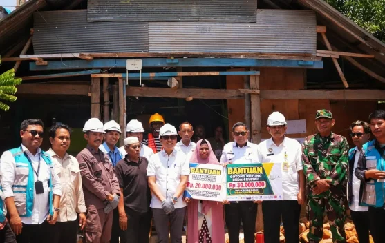 Bupati Kolaka Letakkan Batu Pertama Program Bedah Rumah Bakti Kejaksaan