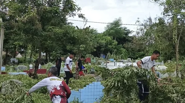Lapas Waingapu Gelar Bakti Sosial Bersihkan Makam