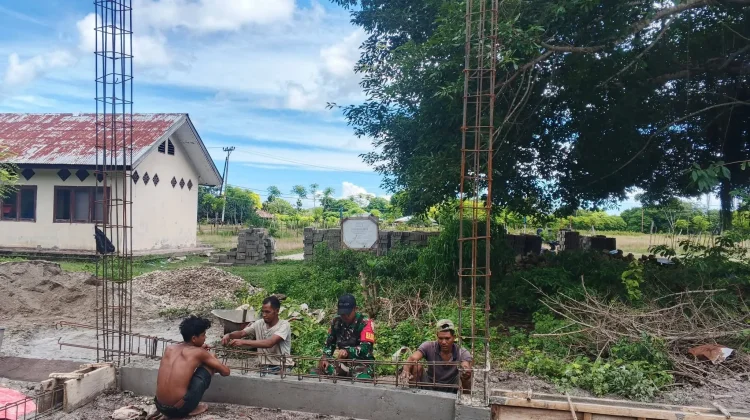 Babinsa Pahunga Lodu Tinjau Pembangunan Koperasi Desa Merah Putih