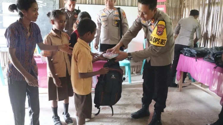 Hari Valentine Polres Belu Bagi Alat Tulis