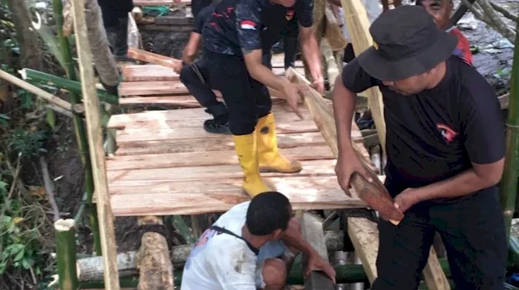 Brimob  NTT Bangun Jembatan Akses Keselamatan Anak Sekolah