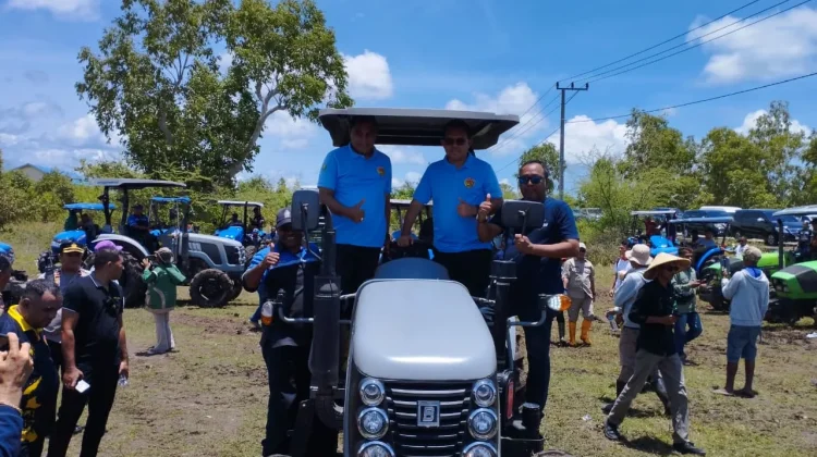 Kadis Pertanian NTT Uji Coba Traktor Bantuan