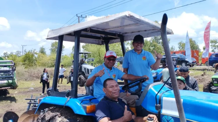 Wagub NTT Coba Traktor Bantuan Kementan