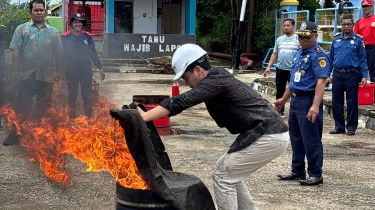 PLN Gandeng Damkar Kupang Gelar Pelatihan Pemadaman Api