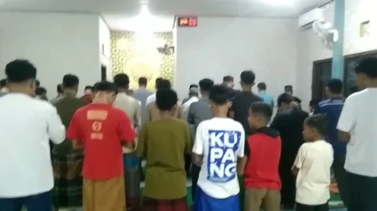 Hari Pertama Puasa, Umat Muslim Kupang Beribadah Khidmat