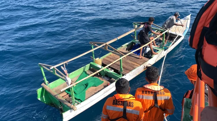 Tim SAR Gabungan Evakuasi Tiga Nelayan Hilang Kontak di Perairan Rote