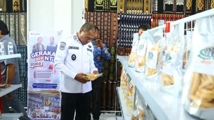 Johni Asadoma Resmikan NTT Mart Sabu Raijua