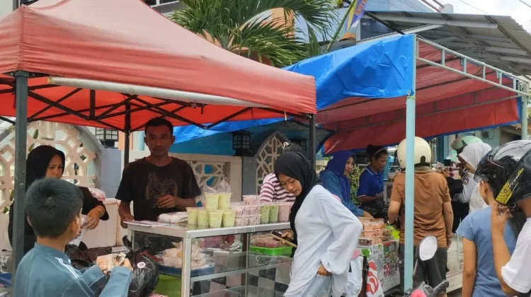 Lapak Takjil Depan Masjid Al-Azhar Waikabubak Ramai jelang Berbuka