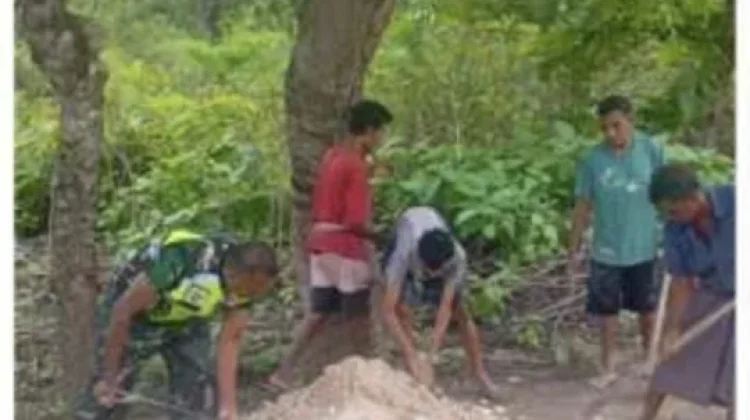 Babinsa Perbaiki Jalan Desa Batulilok Bersama Warga